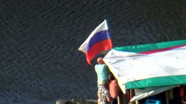 Мотоплот плывет по Клязьме. Съемка с горы в городе Вязники смотреть онлайн
