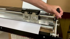 Резка баннерной ткани плотностью  400г м2 на резаке