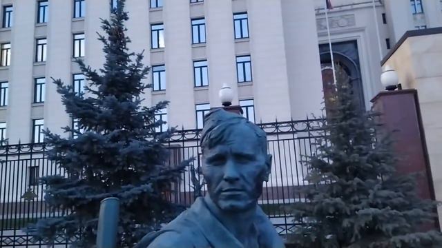 ПОХУЛИГАНИЛИ!ПОХОД ПО ПРИКОЛЬНЫМ ПАМЯТНИКАМ МОСКВЫ! смотреть онлайн