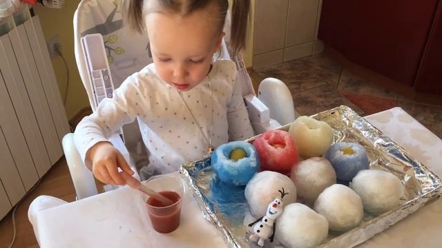 Играем снегом дома. Топим снежные комочки. Ищем сюрпризы. Открываем киндер. Учим цвета. смотреть онлайн