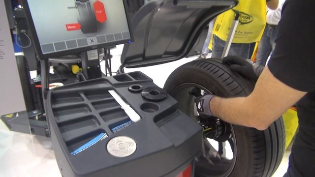 Балансировочный станок SICAM SBM V85 на выставке AUTOPROMOTEC 2017 в Болонье