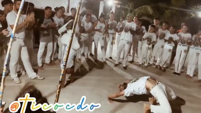 These Capoeira Moves Will Keep You on Your Feet All Day смотреть онлайн