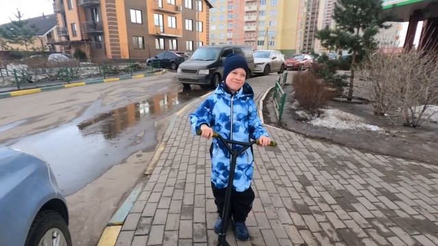 На трюковом самокате по району смотреть онлайн