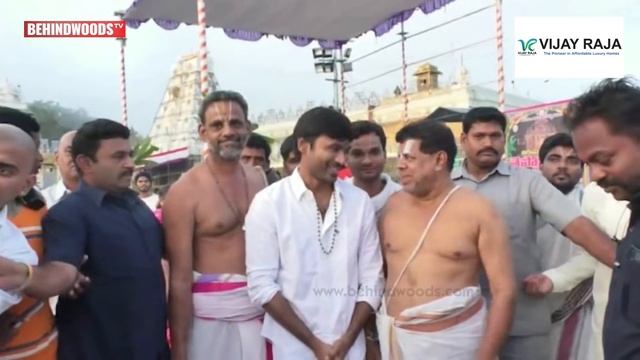 VIDEO: Dhanush's Cute Funny Gesture to Fans! Selfie with Fans at Tirupati Temple смотреть онлайн