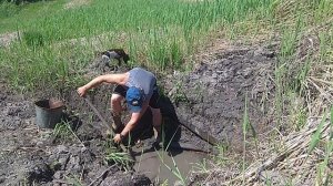 Чистка родника ведром в моем пруду зажигательно и грязно