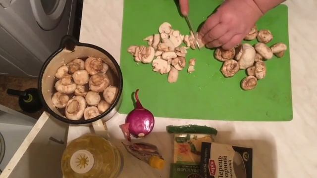 САЛАТ С КУРИНОЙ ПЕЧЕНЬЮ И ШАМПИНЬОНАМИ (Salad with liver and mushrooms) смотреть онлайн