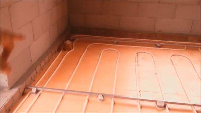 Водяной теплый пол. Монтаж труб, стяжка пола. Все детали. смотреть онлайн
