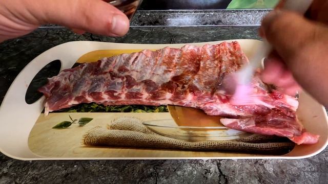 Сочные свиные рёбрышки на мангале. Juicy pork ribs on the grill. смотреть онлайн