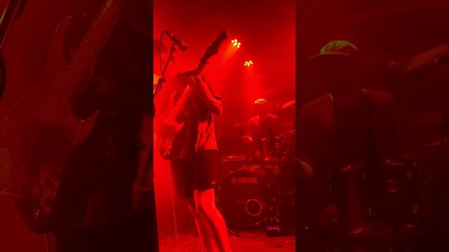 Mom Jeans. - Death Cup + Danger Can't (live in Berlin, 15.02.2023) смотреть онлайн
