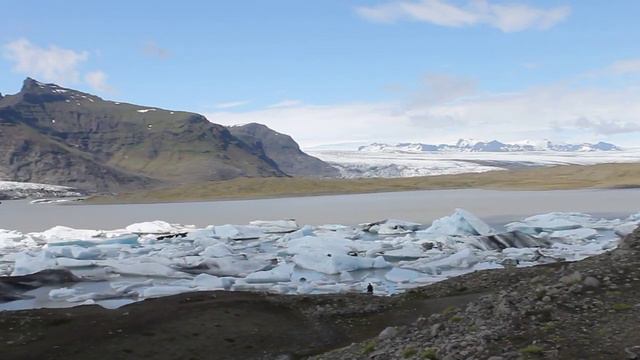 Ледник Исландии спускается в ледниковое озеро. смотреть онлайн