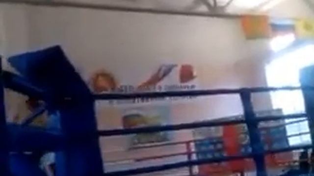 парень 16 лет , бокс , танк46, парень прижимает к канатам. смотреть онлайн