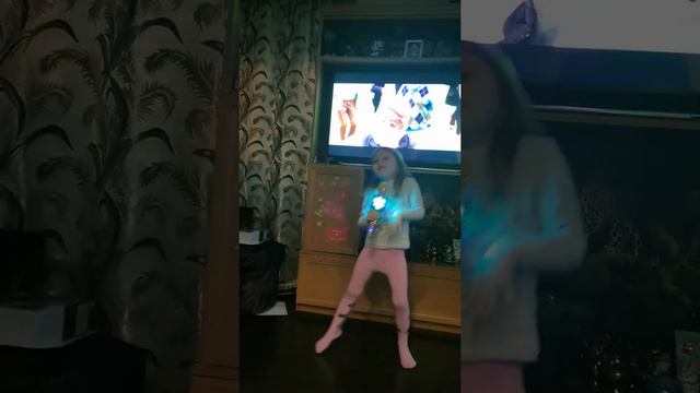 Девочка Вика просто поёт от души смотреть онлайн