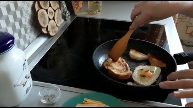 МИНИ яишенка в хлебе!!! ЛЮБИМЫЙ ЗАВТРАК для ДЕТЕЙ и ВЗРОСЛЫХ!!! смотреть онлайн