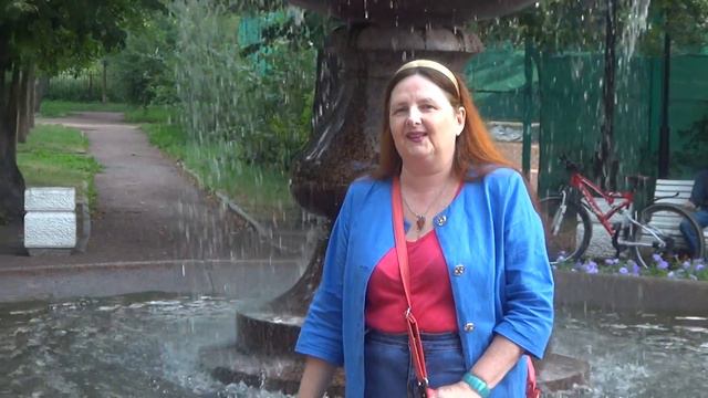 Моя Мама у фонтана, Писаревский сад, Парень кормит голубей с рук смотреть онлайн