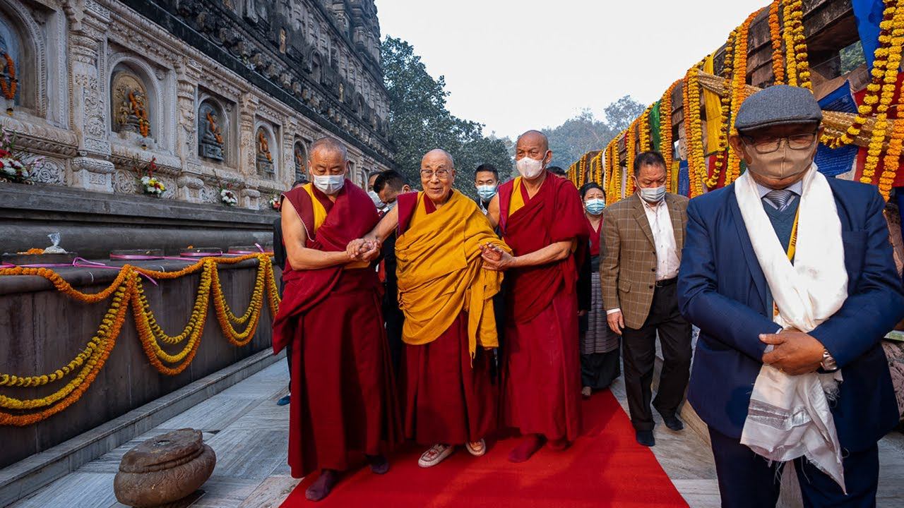 Далай-лама совершил паломничество в храм Махабодхи в Бодхгае смотреть онлайн