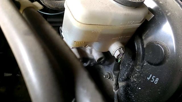 НИКОГДА НЕ ДОЛИВАЙТЕ ТОРМОЗНУЮ ЖИДКОСТЬ ЕСЛИ . . . смотреть онлайн