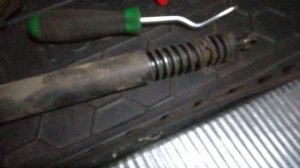 Touareg замена задних газовых упоров 2 часть.