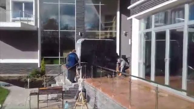 Вручную переносим тяжелое джакузи перед перевозкой смотреть онлайн