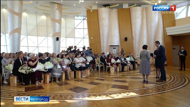 Вячеслав Гладков вручил награды белгородским медикам