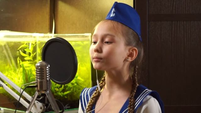 На палубе матросы. Поёт Сайлана