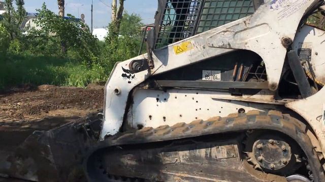 Гусеничный погрузчик Bobcat T300 на планировке грунта в г. Красноярске смотреть онлайн