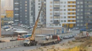 Автокран Маз загружает Грузовик бортовой длинномер