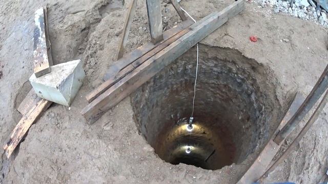 ГЛУБОКАЯ ЯМА ВЫКОПАННАЯ ВРУЧНУЮ