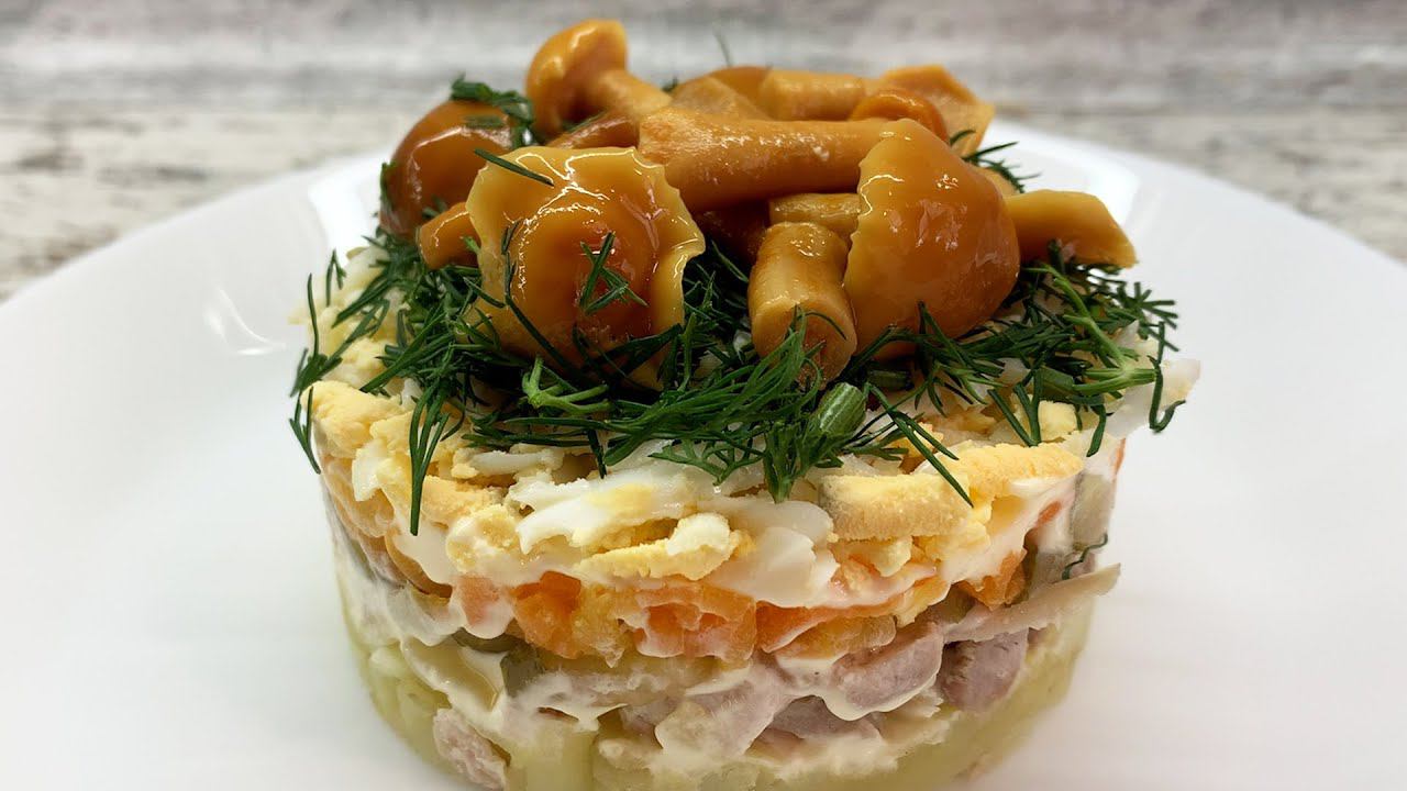 САЛАТ «грибная полянка» с маринованными опятами. Пальчики оближешь! смотреть онлайн