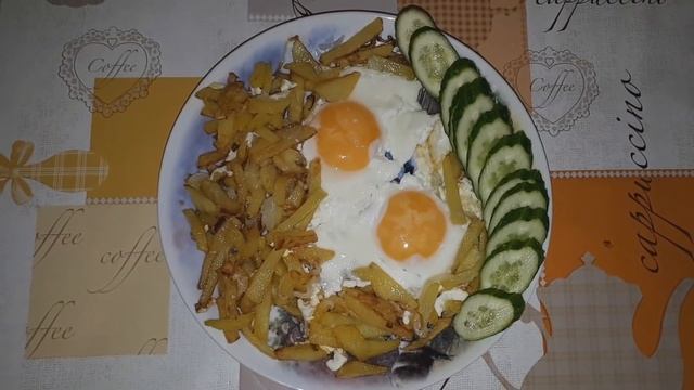 Яичница "Глазунья" с жареной картошкой и лучком. Очень вкусный завтрак смотреть онлайн