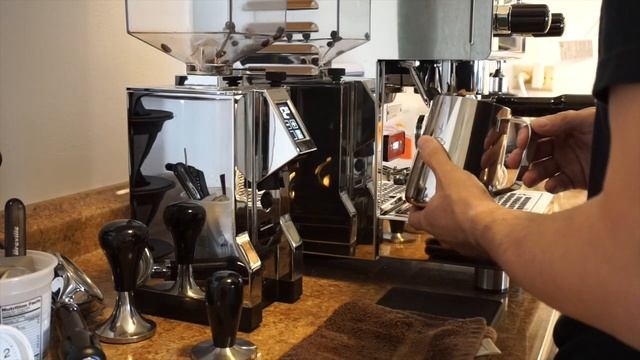 Make cafe latte by Profitec Pro 300 and Eureka Specialita プロフィテックプロ３００とエウレカスペシャリータを使ってカフェラテを作る。 смотреть онлайн