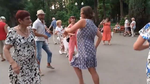 РОЗА ЯРКО РАСЦВЕЛА! ТАНЦЫ В ПАРКЕ ГОРЬКОГО ХАРЬКОВ СЧАСТЛИВЫЕ ДНИ смотреть онлайн