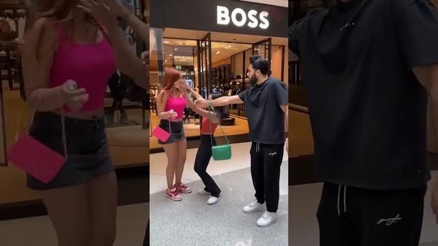 Когда она использует твою руку в личных целях