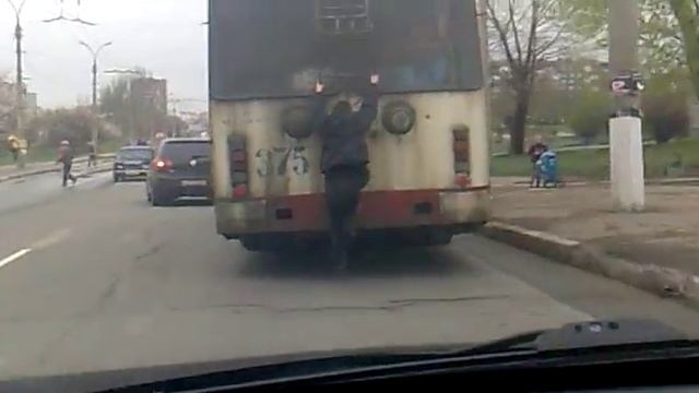 ускорение троллейбуса придурком.mp4 смотреть онлайн