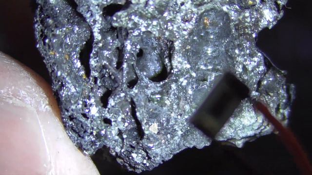 Камень фульгурит синтезирован из почвы Чернозём городской