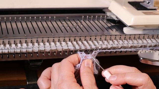 Соединение вертикальных полотен ажурной полоской на любой вязальной машине. смотреть онлайн