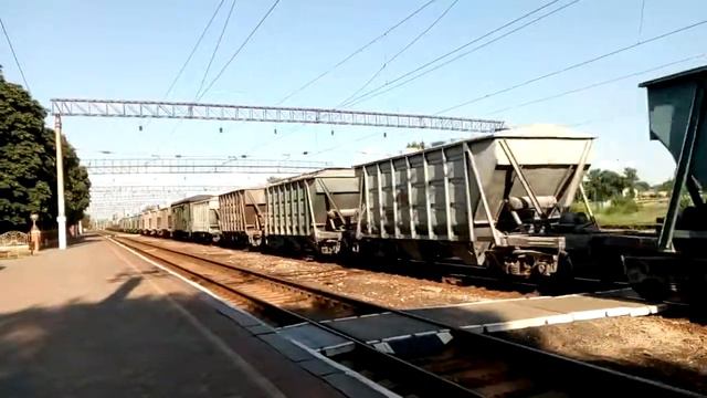 "На зелёный"! Электровоз ВЛ80-1327 с грузовым поездом смотреть онлайн