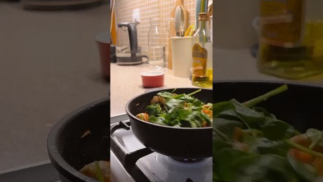 Курочка с овощами и шпинатом в сливках. смотреть онлайн