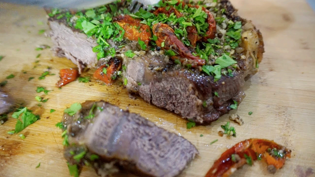 Сочное мясо говядины в духовке и жареные шампиньоны на сковороде. Рецепт от Жоржа смотреть онлайн