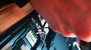 Сверлим ноутбук! Как выкрутить шуруп из ноутбука если шляпка сорвана подручными средствами !?