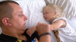 София уложила ПАПУ спать. Софунья Шалунья