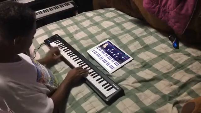 Kris Nicholson‘s unplugged with the Ravenscroft 275 app and Korg microKEY AIR 61 Silver bells смотреть онлайн