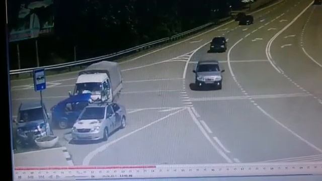 В Туапсинском районе грузовая «Газель» протаранила две иномарки смотреть онлайн