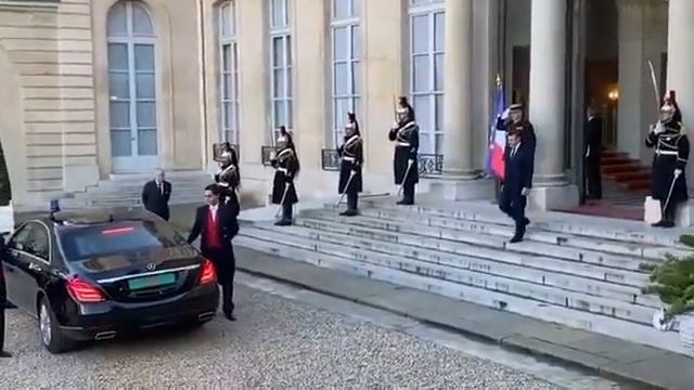 Меркель первой приехала в Елисейский дворец смотреть онлайн