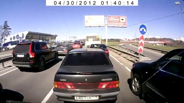 крутой парень за рулем джипа