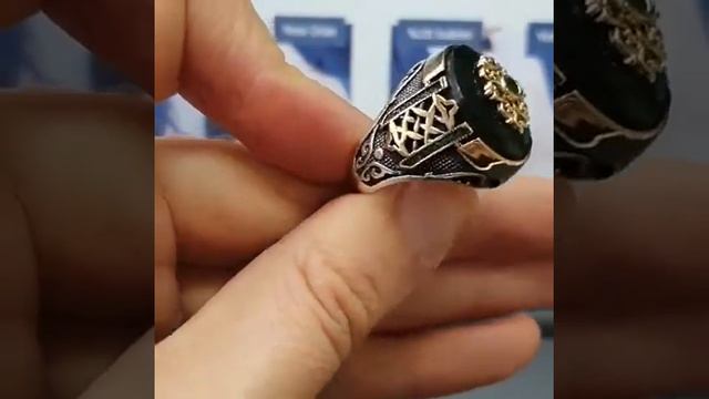 МУЖСКОЕ КОЛЬЦО 925 ПРОБЫ из серебра с камнем циркон и гравировкой смотреть онлайн