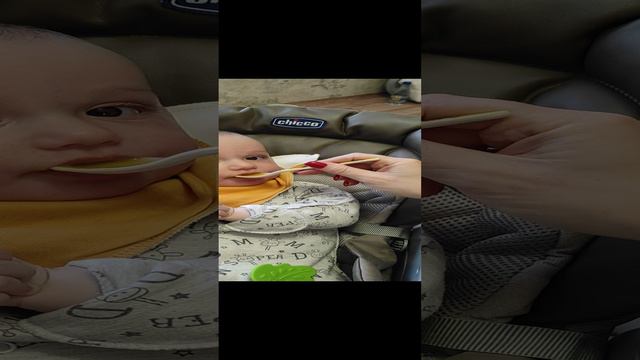 Начали кормить нашего малыша с ложки