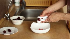 КУХОННЫЕ ГАДЖЕТЫ #3 ○ Как УДАЛЯТЬ КОСТОЧКИ из вишни и черешни ПРОСТО и ЛЕГКО