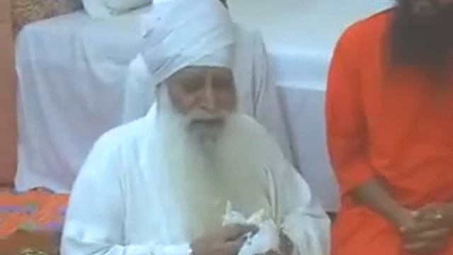 Ragi Balbir Singh bowing to Ashutosh смотреть онлайн