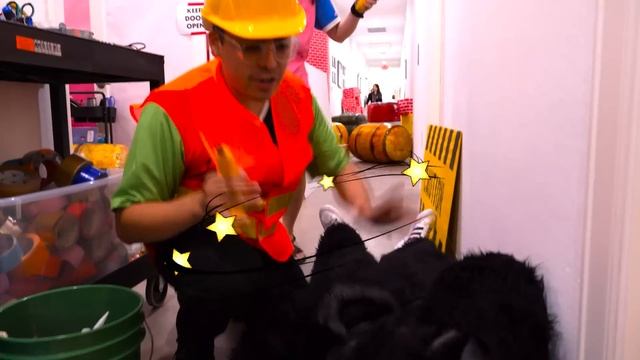 Ryan escapes the Giant Monster Box Fort Mystery Obby! смотреть онлайн