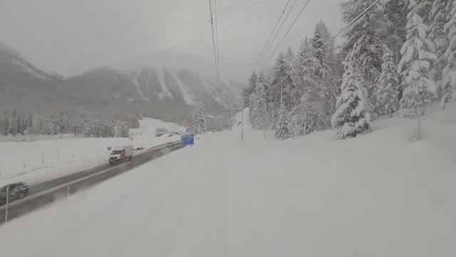 Зимняя сказка. На поезде вслепую сквозь сугробы, через самый высокий горный перевел Европы, 4k_60fps смотреть онлайн